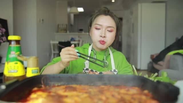 幺妹公园吃瓜,夏日休闲新去处