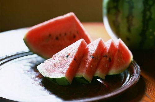 夏天 吃瓜 古诗,瓜果飘香——古韵诗话中的“吃瓜”时光